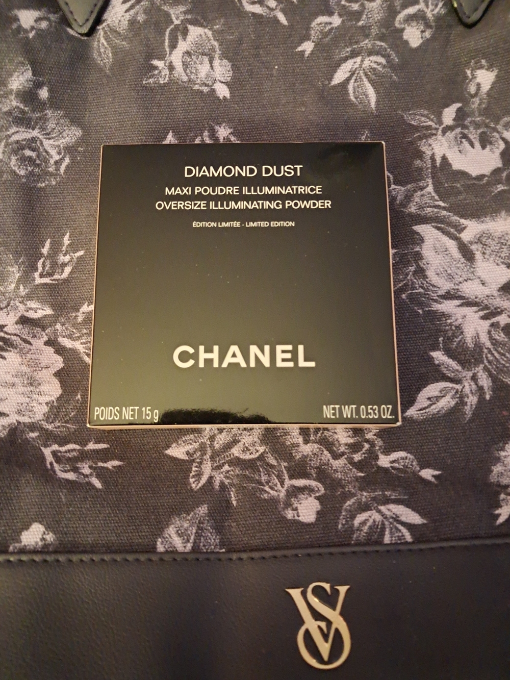 Chanel Diamond Dust Oversize Illuminating Powder - Black Packaging